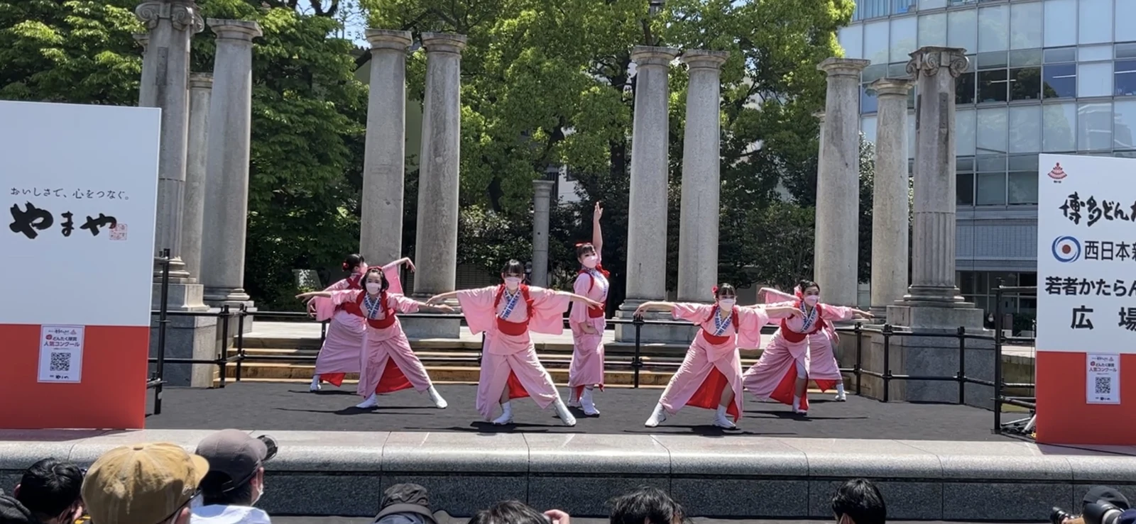 博多どんたくの屋外舞台で踊る出演者たち