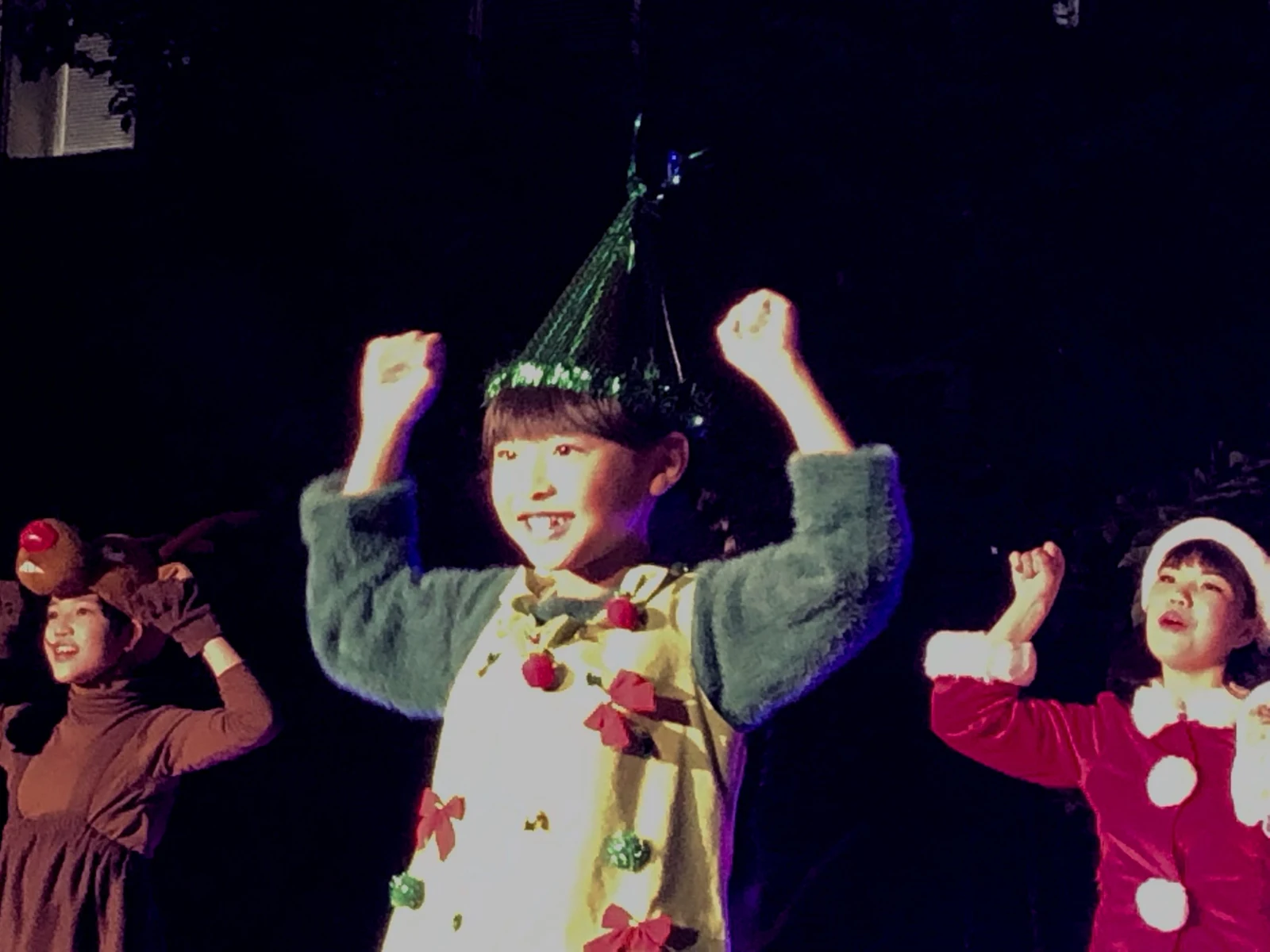 イルミネーション点灯式の舞台で踊る出演者たち