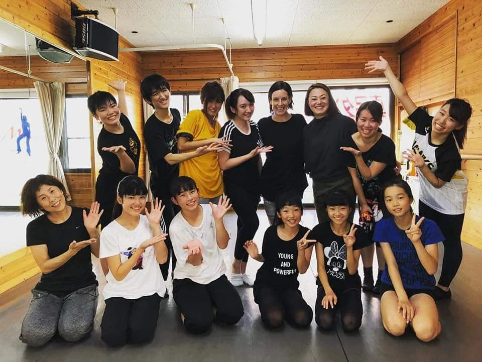 ワークショップ参加者がスタジオで並ぶ集合写真