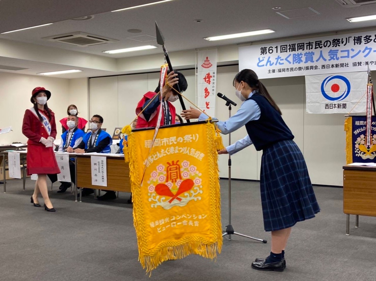 福岡観光コンベンションビューロー会長賞旗授与の様子