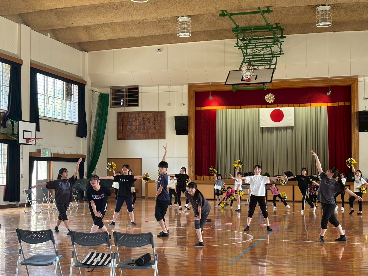 両手を広げたり、片手をあげたり、後ろではポンポンを持ってそれぞれポーズをとっています