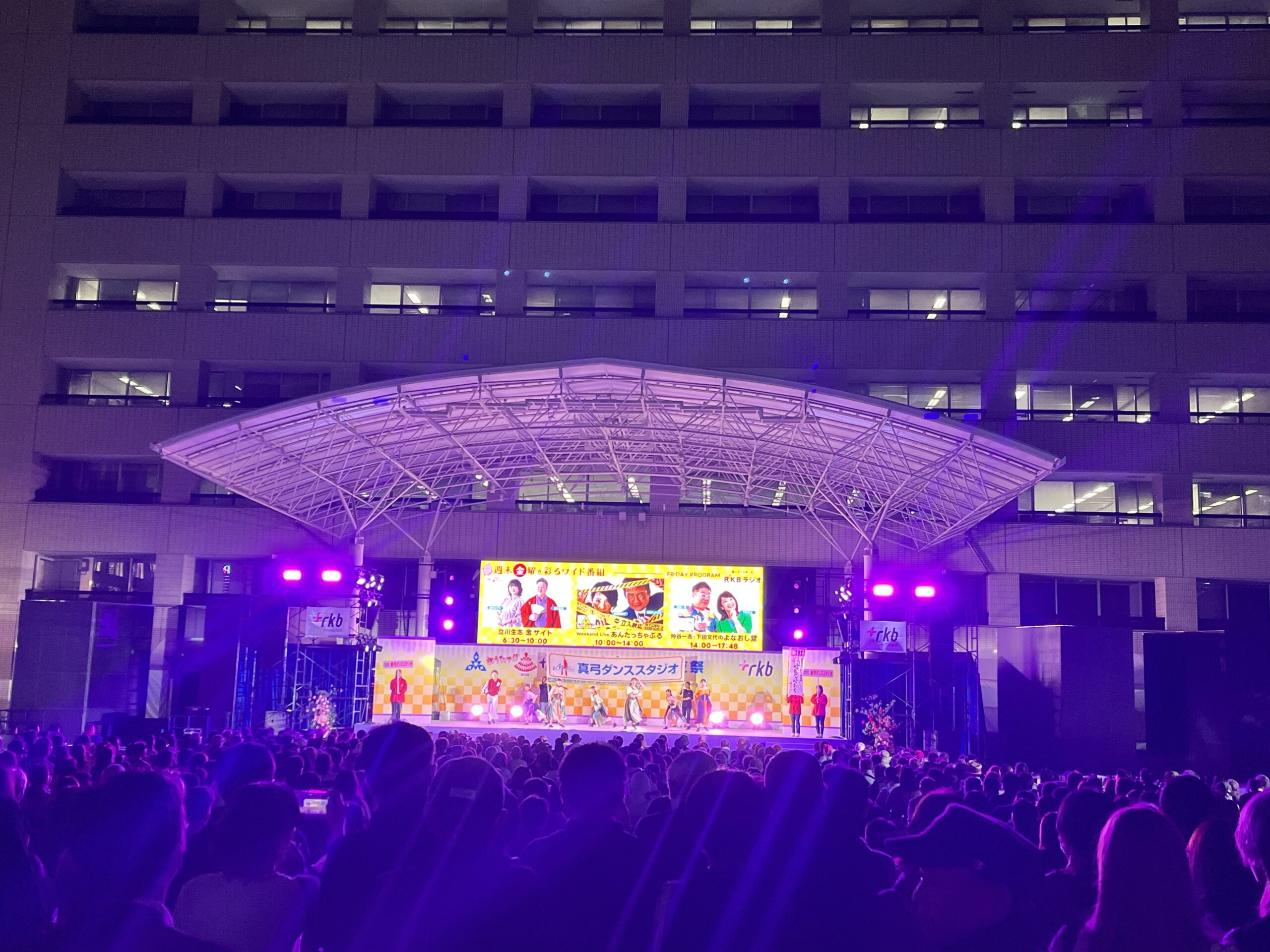 福岡市役所前　お祭り本舞台の前夜祭の様子