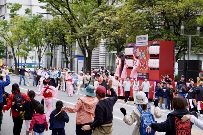 総踊り一般の方参加で踊っている様子
