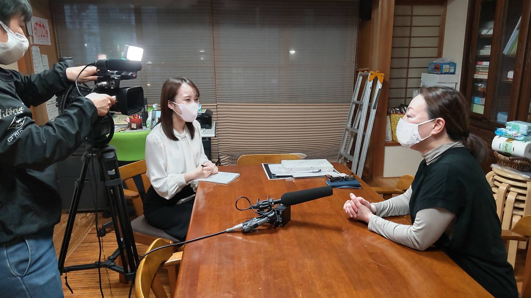 RKB記者の原口さんと真弓先生がテーブルを挟んでむきあっています