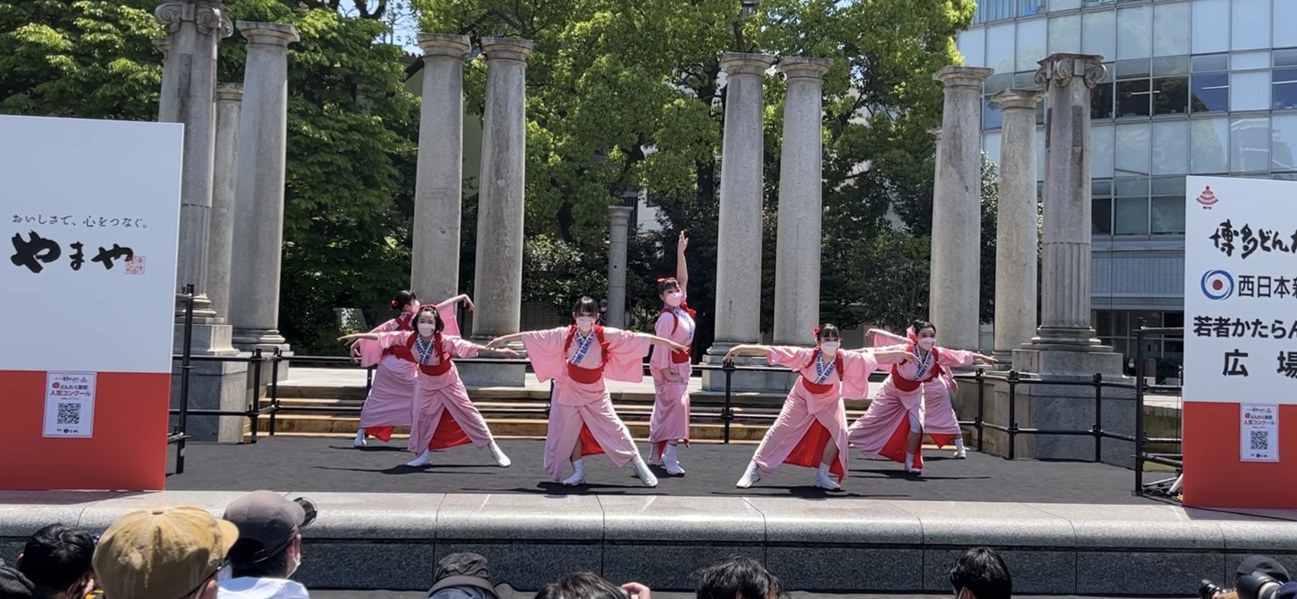 博多どんたくの屋外舞台で踊る出演者たち