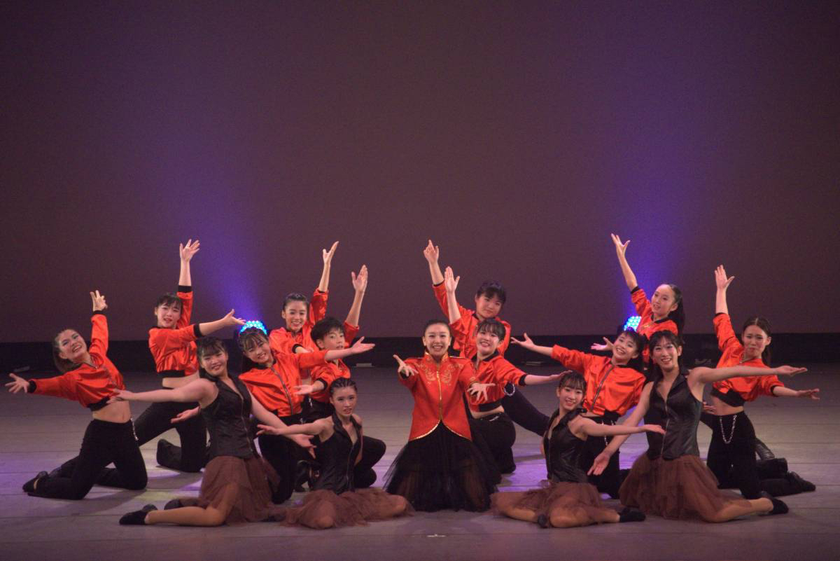 40周年記念公演の舞台でポーズを取る出演者たち