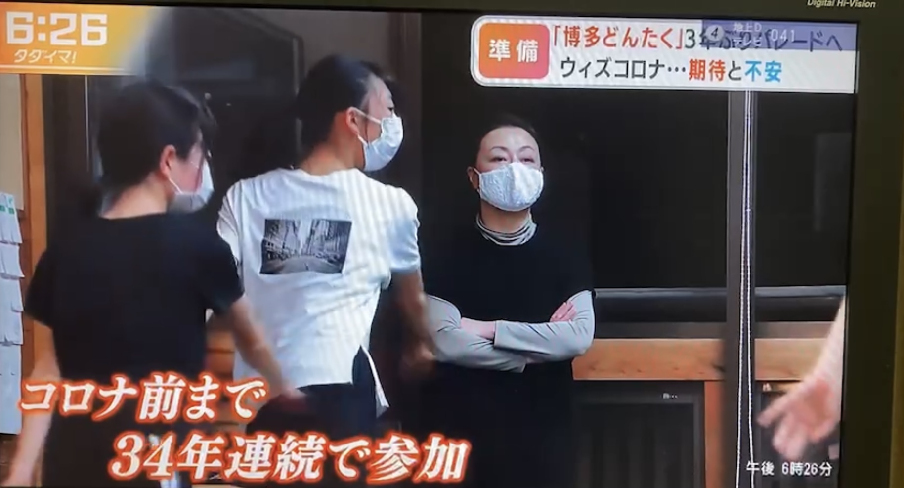 先生が見ている前で二人の生徒が右手を左斜め前に出して踊っているところ
