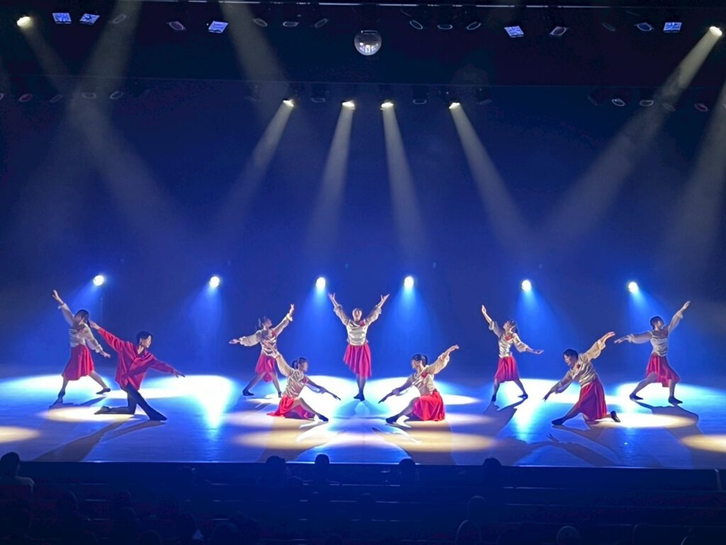 カンパニーによる舞台でのダンスパフォーマンス