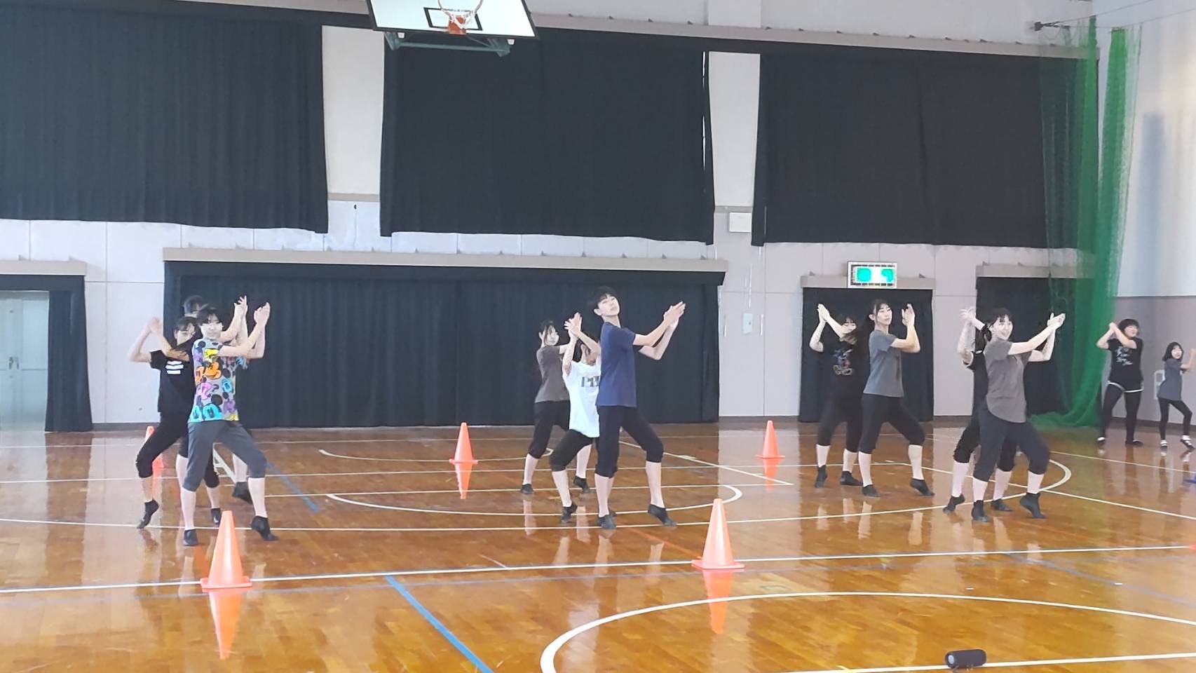 体育館で隊列を組み、どんたくに向けて練習する参加者たち