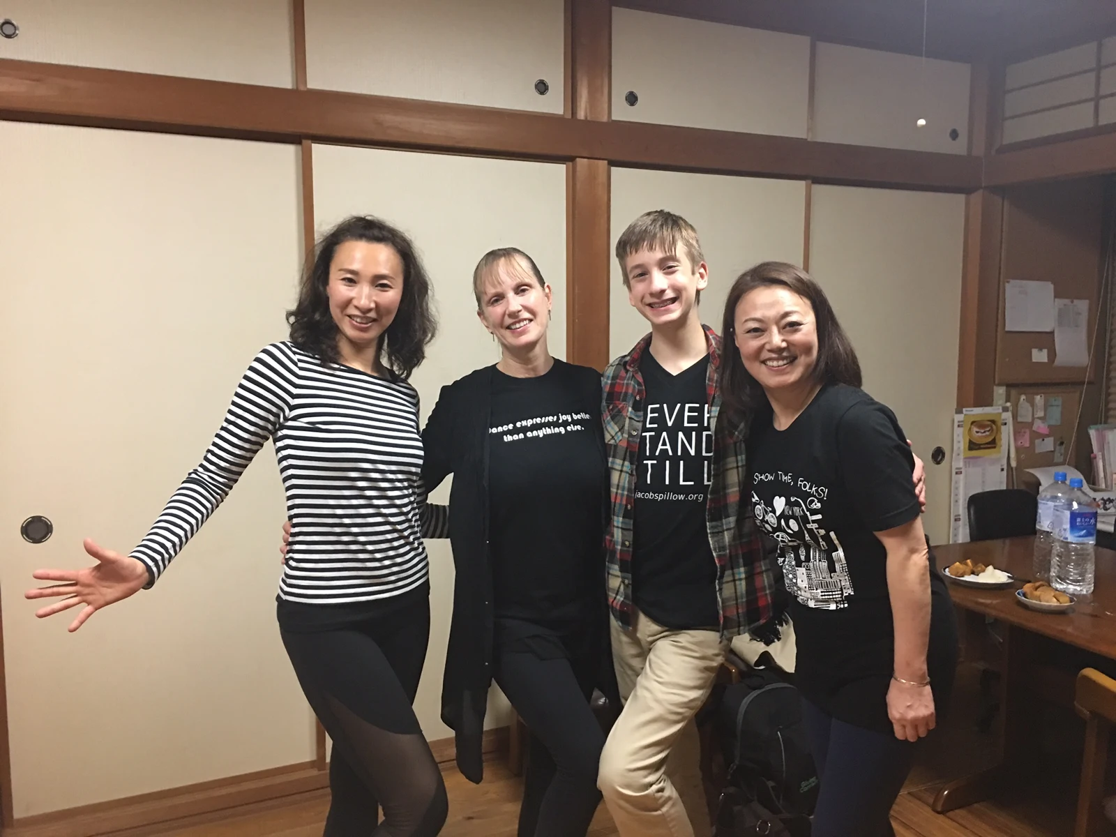 スタジオで並ぶ四人の参加者たち