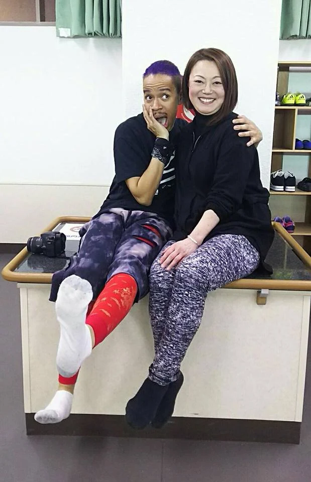 椅子に座った二人の記念写真