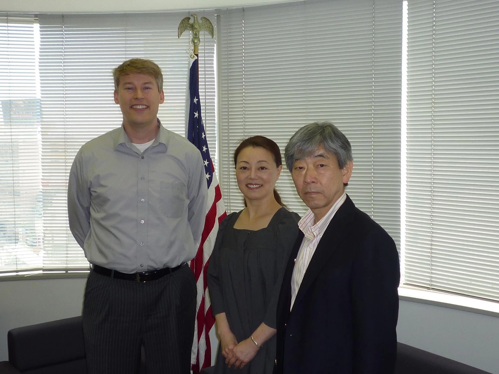 米国旗の前で並ぶ表敬訪問の参加者たち