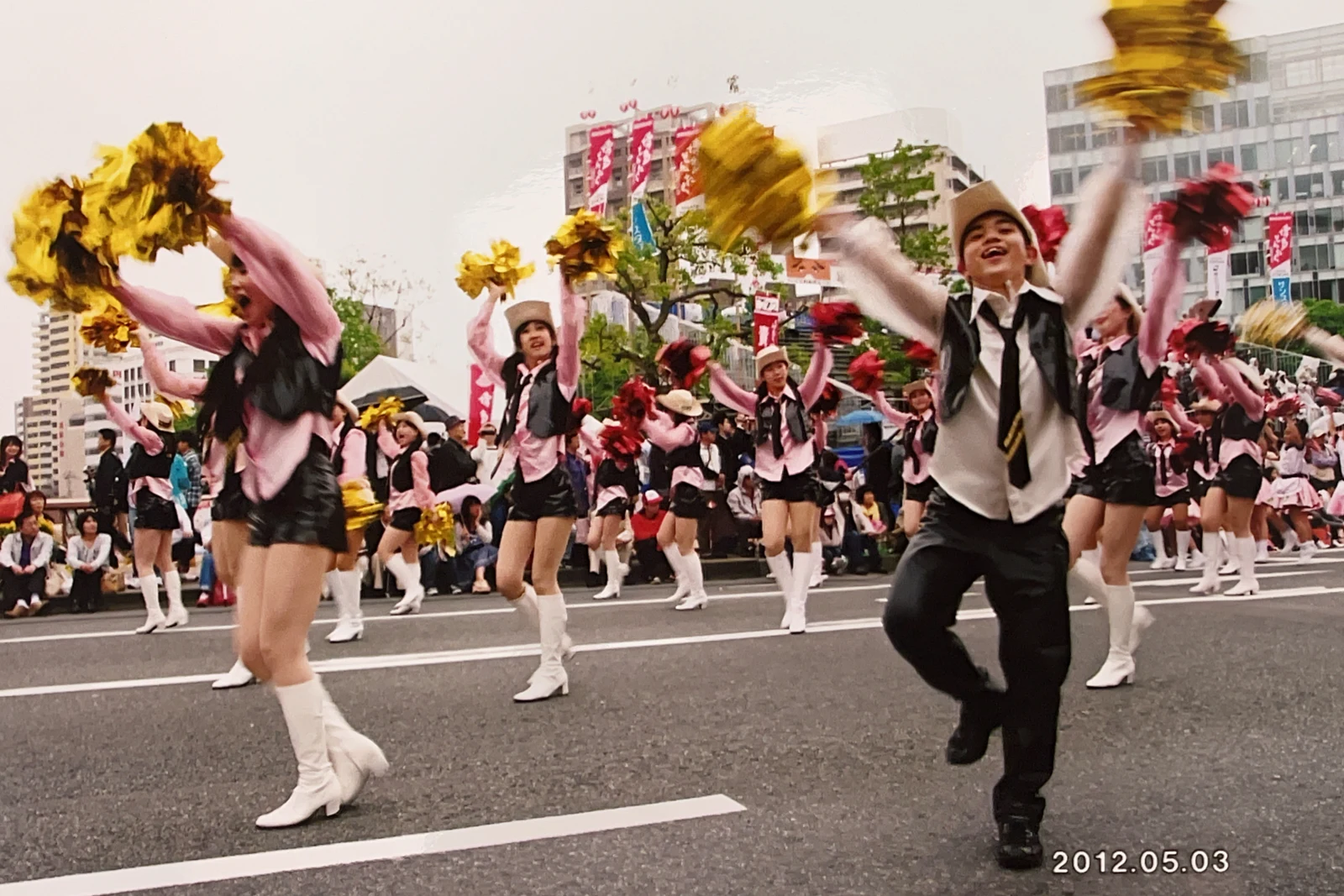 博多どんたくの街頭パレードを進む参加者たち