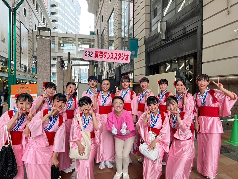 ピンクの衣装を着た参加者たちの集合写真