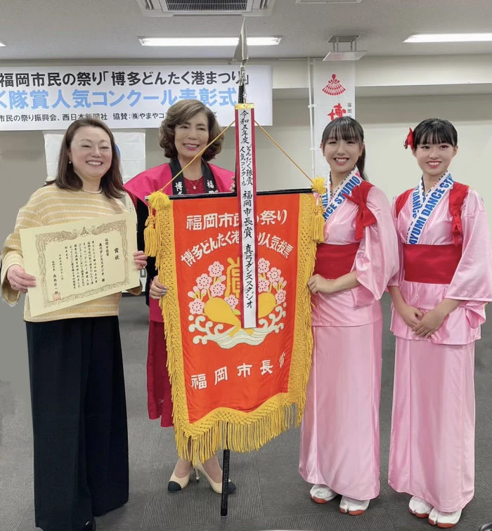 どんたくの表彰式で並ぶ参加者たち