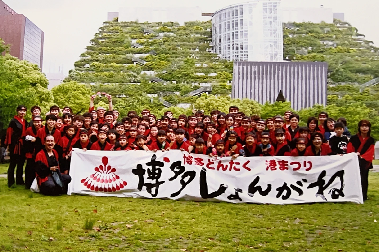 公園に集まった博多しょんがね参加者たち